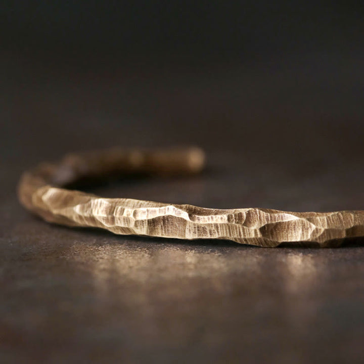 Brazalete tibetano de la suerte del cobre de la textura del golpe