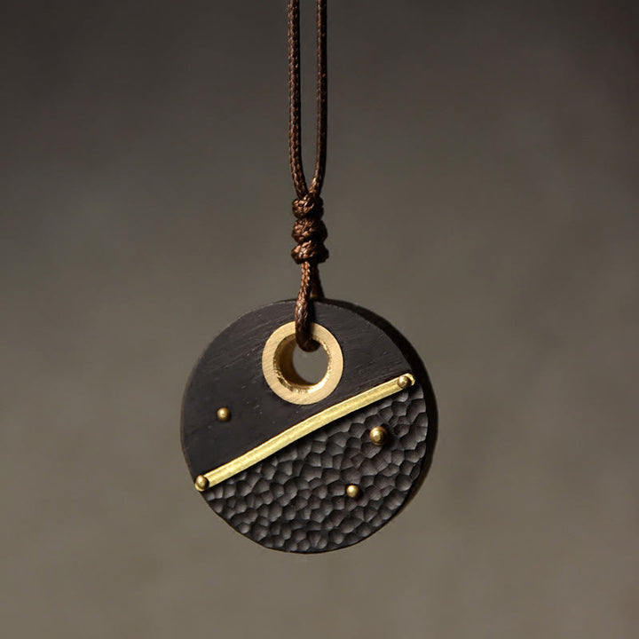 Colgante de collar de paz de cobre y madera de ébano redondo hecho a mano con Buddha Stones