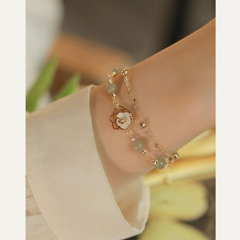 Buddha Stones Pulsera de la Suerte de Doble Capa con Flor de Piedra Tridacna y Mariposa de Jade chapada en Oro de 14 Quilates