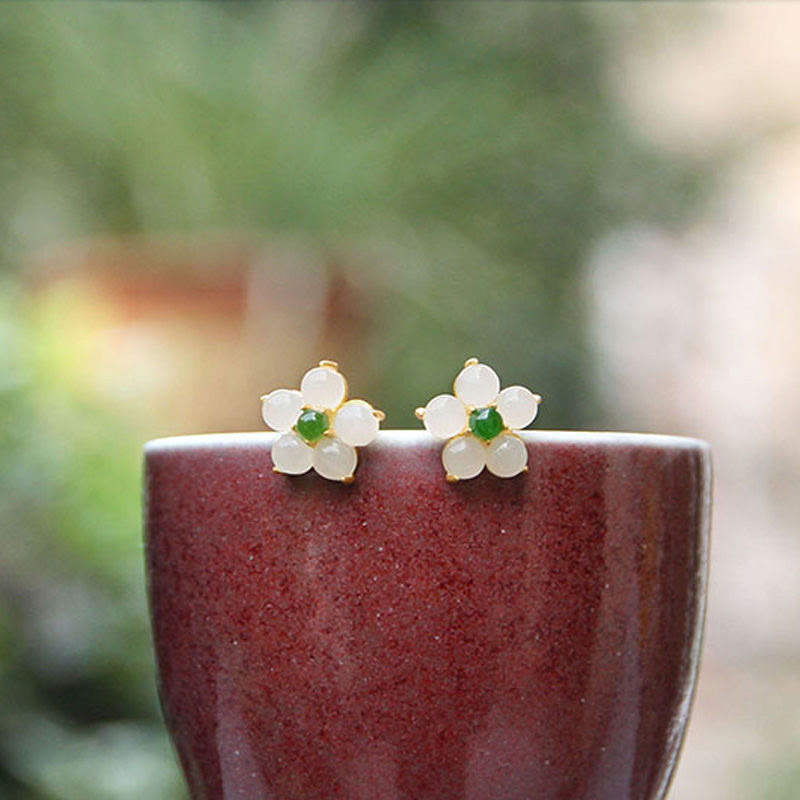 Pendientes de tuerca con diseño de flor de jade blanco y Buddha Stones