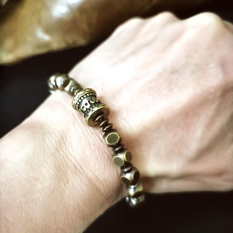 Pulsera de enfoque con amuleto de latón y cobre tallado Om Mani Padme Hum tibetano con Buddha Stones