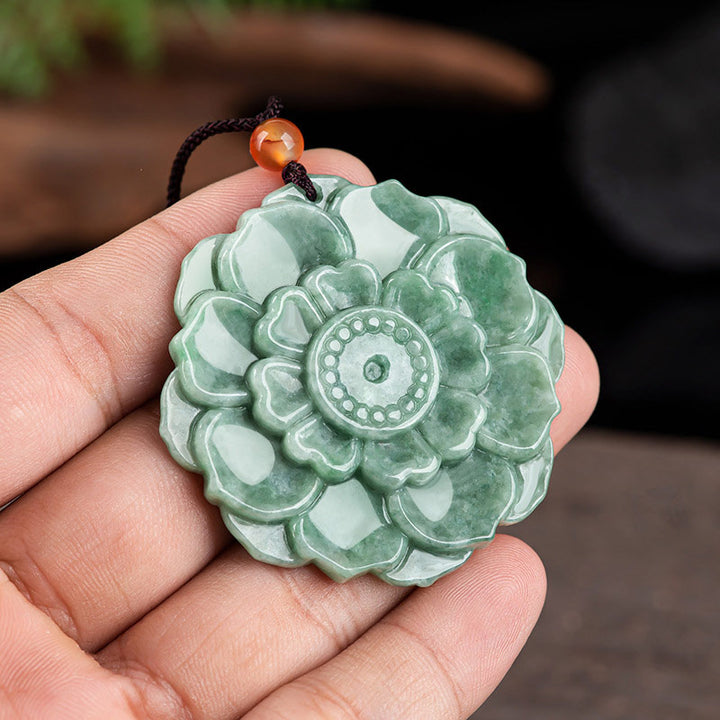 Colgante de collar de prosperidad de la suerte de jade con patrón de loto de Buddha Stones