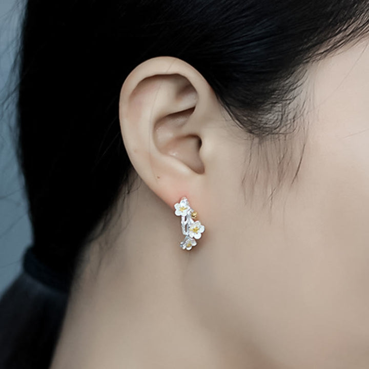 Pendientes de bendición floral de flor de ciruelo de plata de ley 925 con Buddha Stones