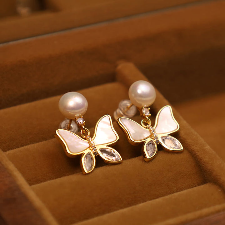 Pendientes de tuerca de sinceridad de mariposa con perlas de concha natural de cobre chapado en oro de 18 quilates con Buddha Stones