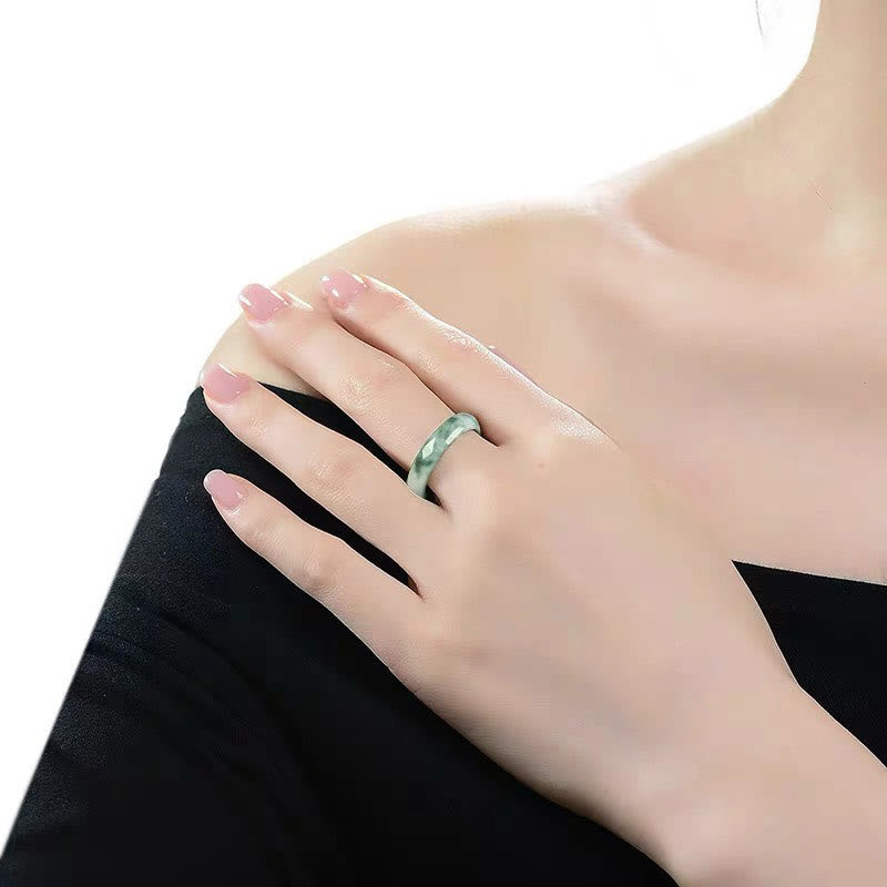 Anillo de abundancia de suerte de jade verde natural con Buddha Stones