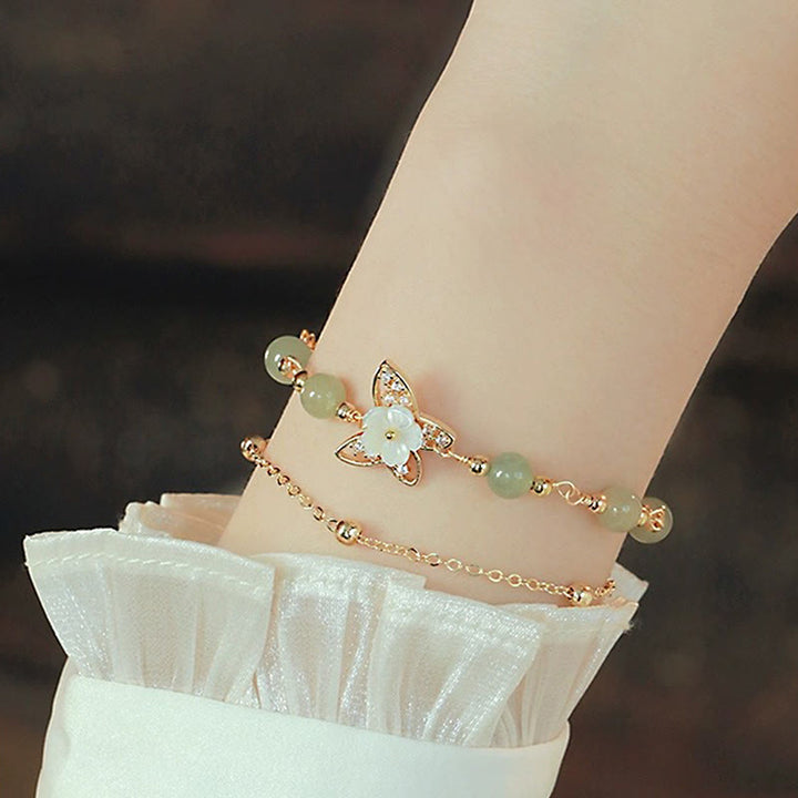 Buddha Stones Pulsera de la Suerte de Doble Capa con Flor de Piedra Tridacna y Mariposa de Jade chapada en Oro de 14 Quilates