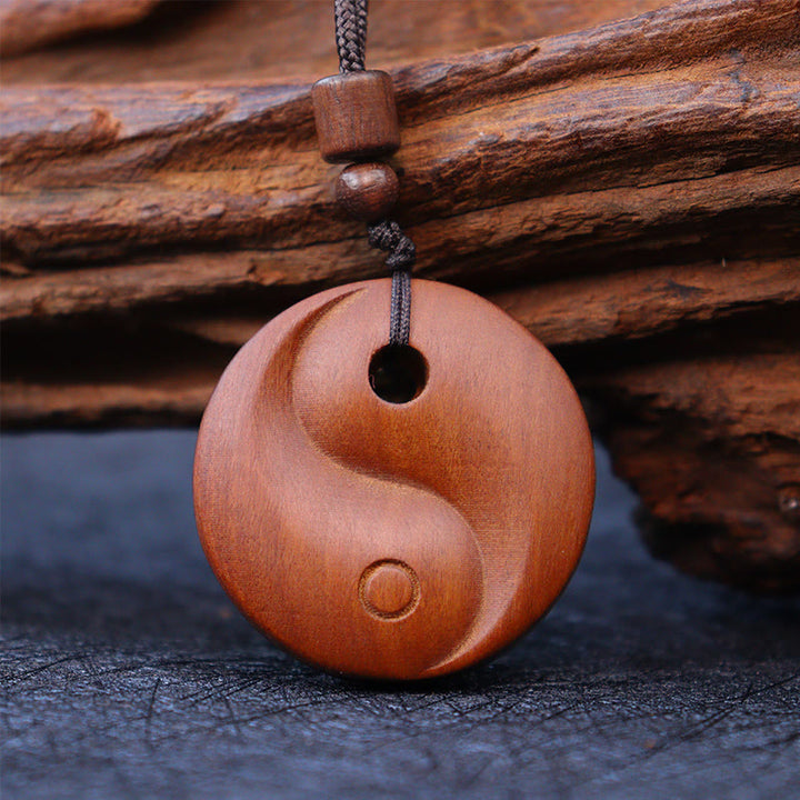 Colgante de collar de protección de la suerte de Yin Yang de madera de azufaifa con Buddha Stones