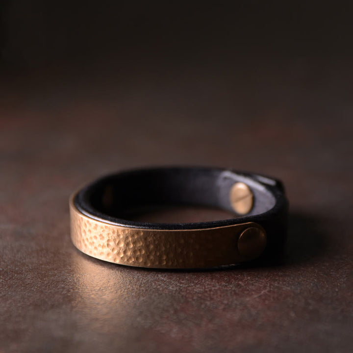 Brazalete de pulsera de cuero de cobre y latón con textura hecha a mano Vintage con Buddha Stones