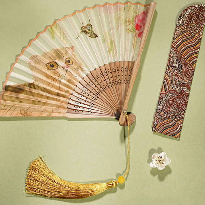 Abanico plegable de bambú de seda de mano con diseño de flores de mariposa y gato bonito de Buddha Stones 21cm