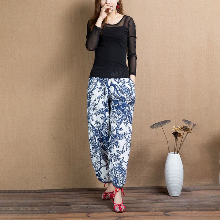 Pantalones harén con bolsillos y estampado de flores de árbol en azul de Buddha Stones - image 3