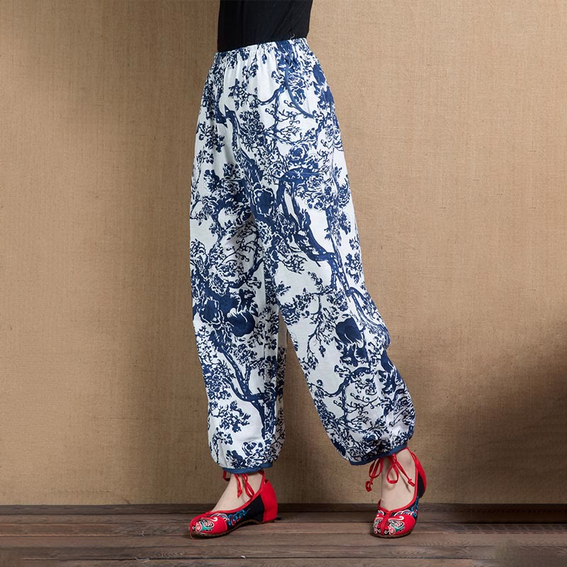 Pantalones harén con bolsillos y estampado de flores de árbol en azul de Buddha Stones - image 1