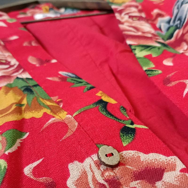 Chaqueta con cordones de lino y algodón con estampado de peonías y flores rojas del noreste de estilo étnico con Buddha Stones
