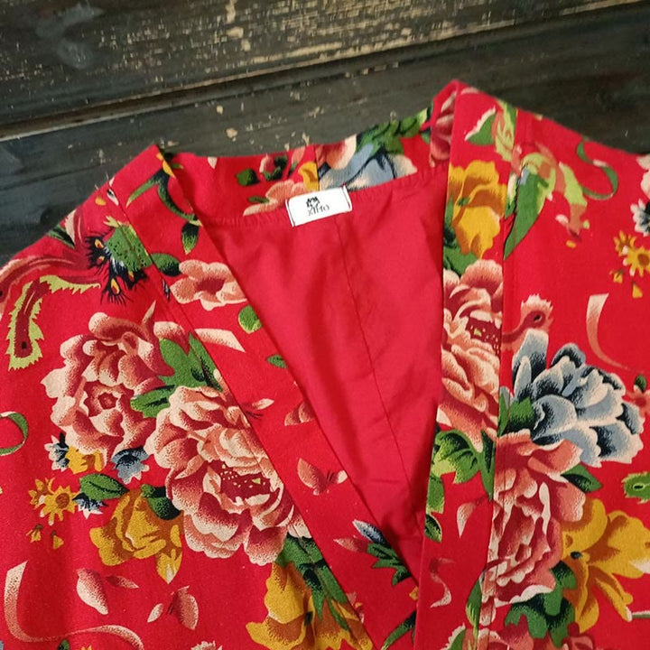 Chaqueta con cordones de lino y algodón con estampado de peonías y flores rojas del noreste de estilo étnico con Buddha Stones