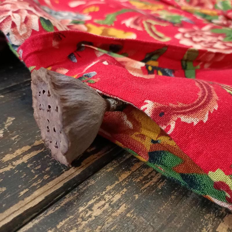 Chaqueta con cordones de lino y algodón con estampado de peonías y flores rojas del noreste de estilo étnico con Buddha Stones