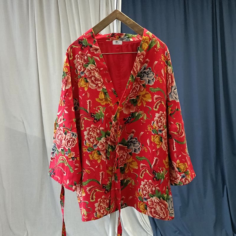 Chaqueta con cordones de lino y algodón con estampado de peonías y flores rojas del noreste de estilo étnico con Buddha Stones