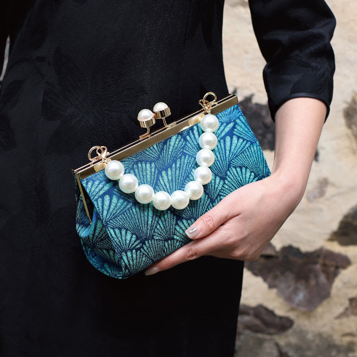 Bolso de mano de metal perlado con diseño de hoja azul pavo real vintage de Buddha Stones