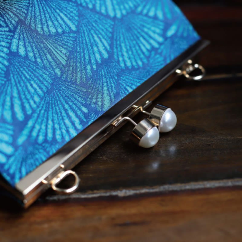 Bolso de mano de metal perlado con diseño de hoja azul pavo real vintage de Buddha Stones