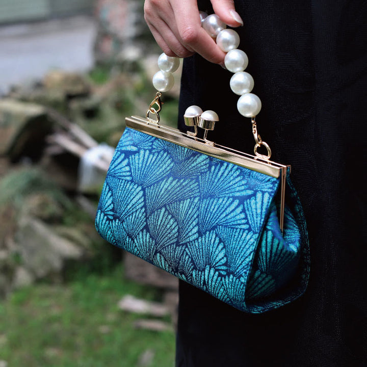 Bolso de mano de metal perlado con diseño de hoja azul pavo real vintage de Buddha Stones