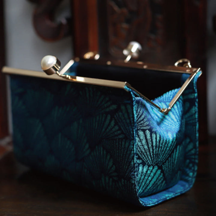 Bolso de mano de metal perlado con diseño de hoja azul pavo real vintage de Buddha Stones