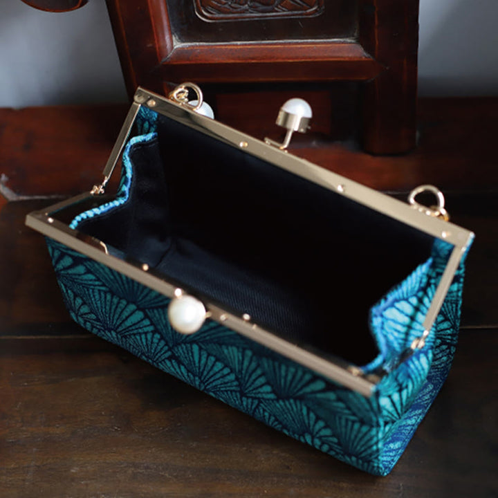 Bolso de mano de metal perlado con diseño de hoja azul pavo real vintage de Buddha Stones