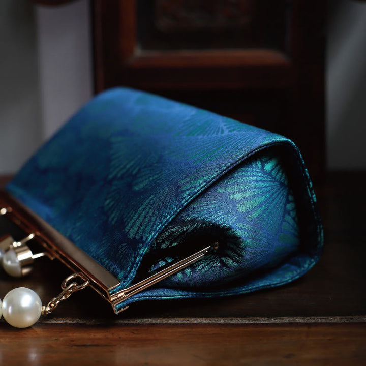 Bolso de mano de metal perlado con diseño de hoja azul pavo real vintage de Buddha Stones