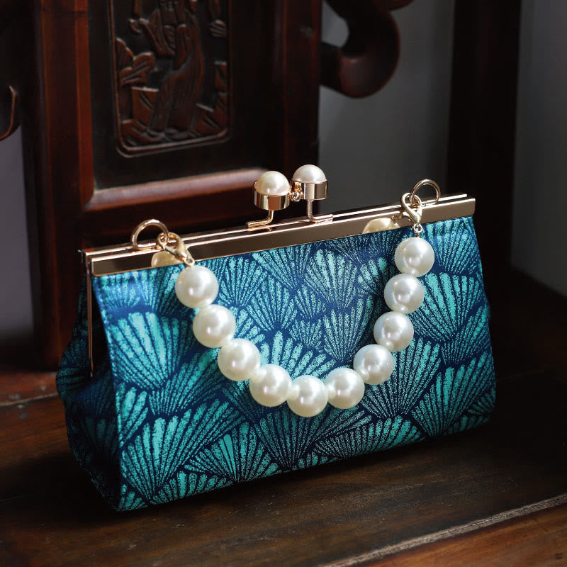 Bolso de mano de metal perlado con diseño de hoja azul pavo real vintage de Buddha Stones