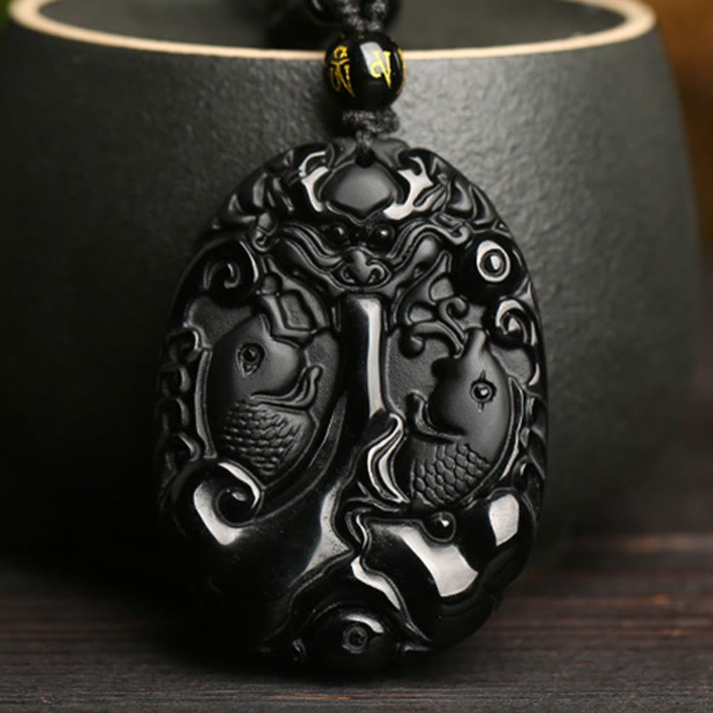Collar con colgante de fuerza de cumplimiento de cuerda con cuentas de pez Koi de obsidiana negra con Buddha Stones