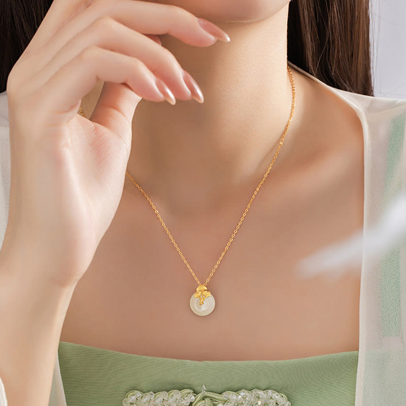 Collar con colgante de hojas de ginkgo de jade hetiano de plata de ley 925 con Buddha Stones