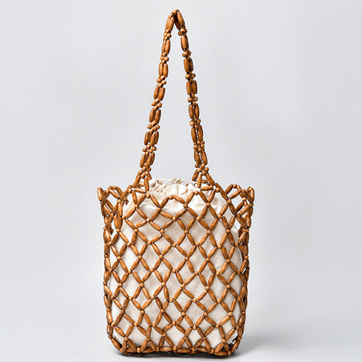 Una bolsa de hombro con cuentas de madera tejidas a mano con piedras de Buda.