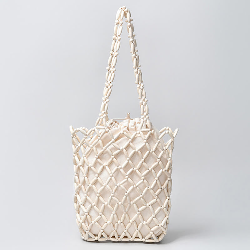 Una bolsa de hombro con cuentas de madera tejidas a mano con piedras de Buda.