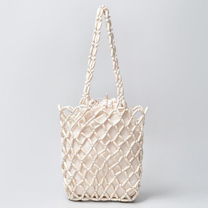 Una bolsa de hombro con cuentas de madera tejidas a mano con piedras de Buda.