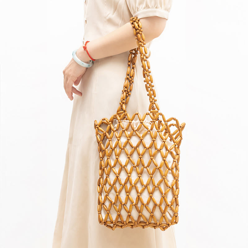 Una bolsa de hombro con cuentas de madera tejidas a mano con piedras de Buda.