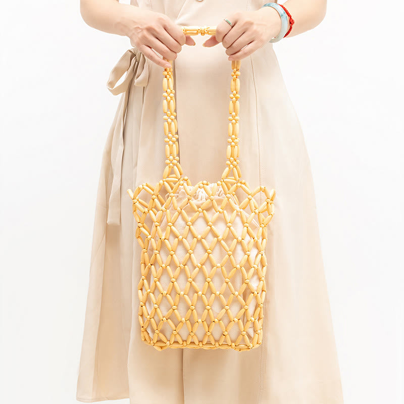 Una bolsa de hombro con cuentas de madera tejidas a mano con piedras de Buda.