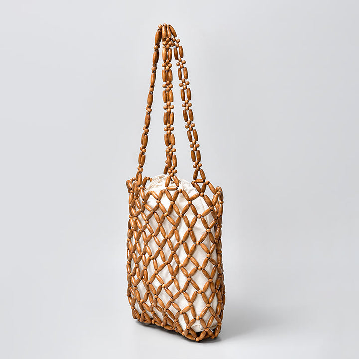Una bolsa de hombro con cuentas de madera tejidas a mano con piedras de Buda.