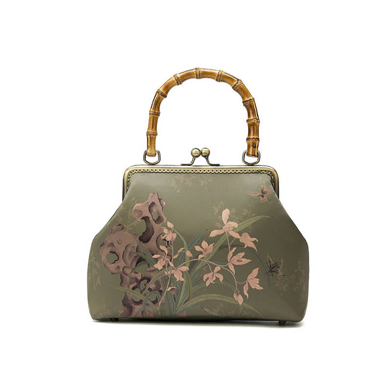Bolso cruzado con asa de bambú y cadena de metal, piedras de Buda, plantas verdes, montañas