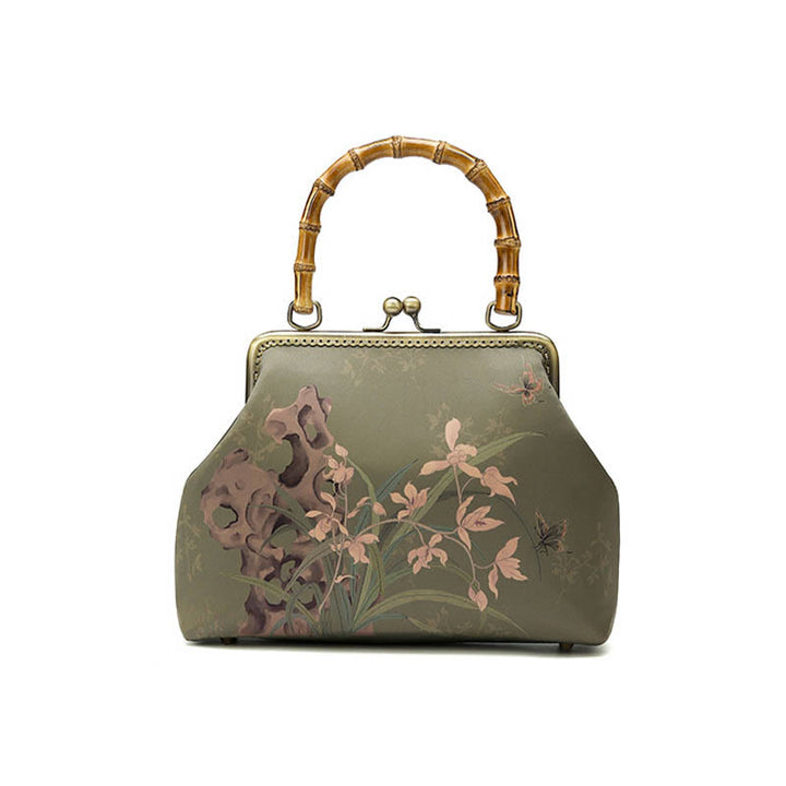 Bolso cruzado con asa de bambú y cadena de metal, piedras de Buda, plantas verdes, montañas