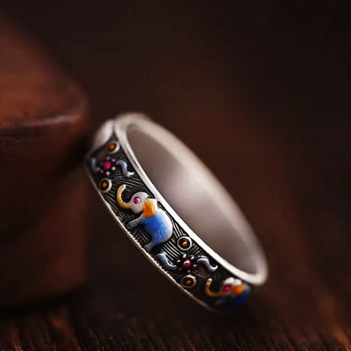 Anillo ajustable de fuerza con elefante tallado y colorido de Buddha Stones