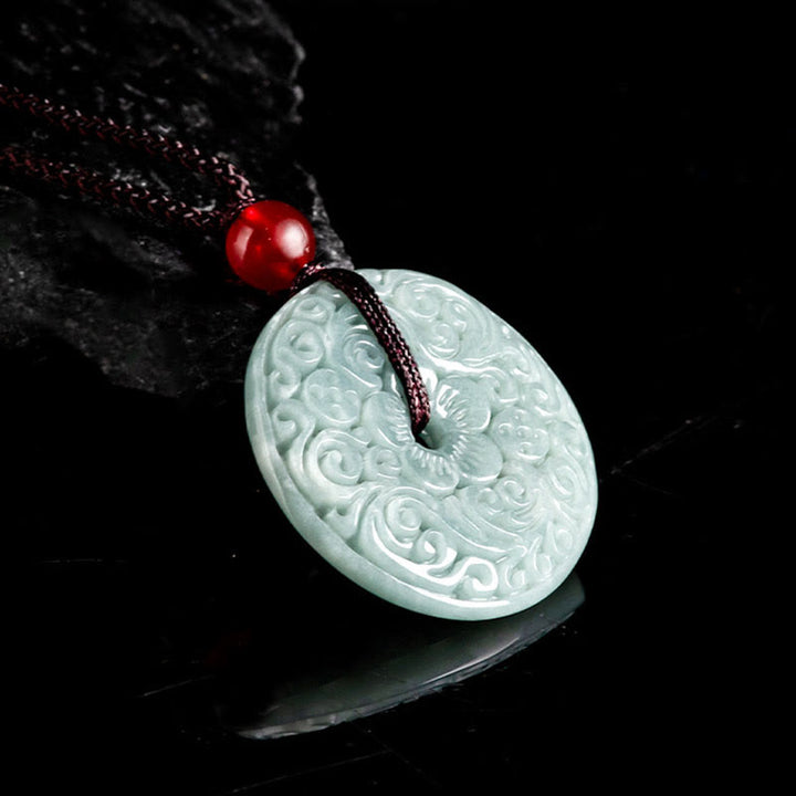 Colgante de collar de abundancia con broche de paz tallado en flor de jade verde de Buddha Stones