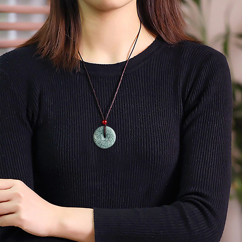 Colgante de collar de abundancia con broche de paz tallado en flor de jade verde de Buddha Stones