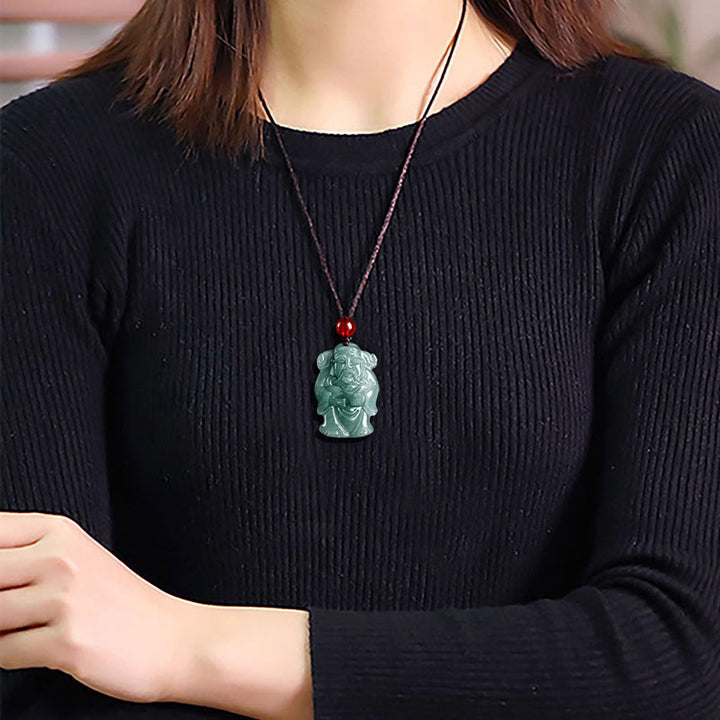 Colgante de abundancia en collar con jade verde natural y dios chino de la riqueza Caishen de Buddha Stones