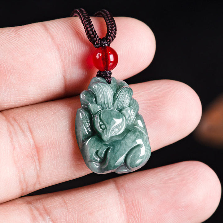 Buddha Stones Collar colgante de jade verde natural con forma de zorro de nueve colas grabado con prosperidad