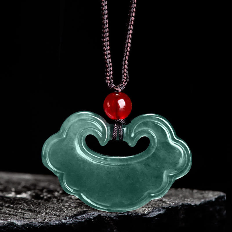 Buddha Stones Collarín chino de jade verde natural con amuleto de suerte