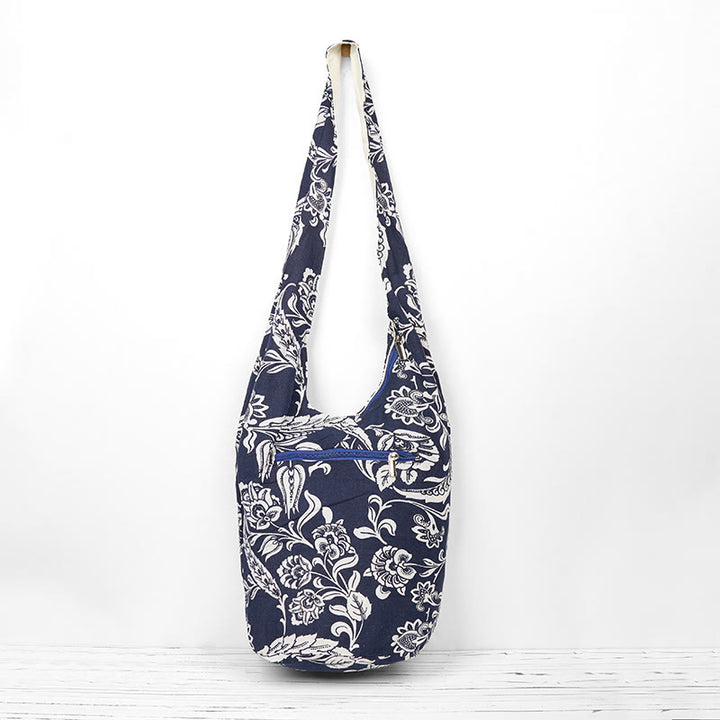 Bolso bandolera de algodón con patrón de flores blancas y azul marino de Buddha Stones