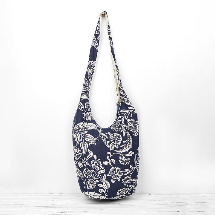 Bolso bandolera de algodón con patrón de flores blancas y azul marino de Buddha Stones
