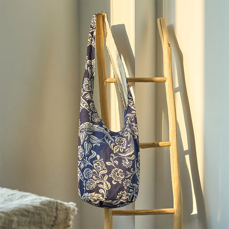 Bolso bandolera de algodón con patrón de flores blancas y azul marino de Buddha Stones