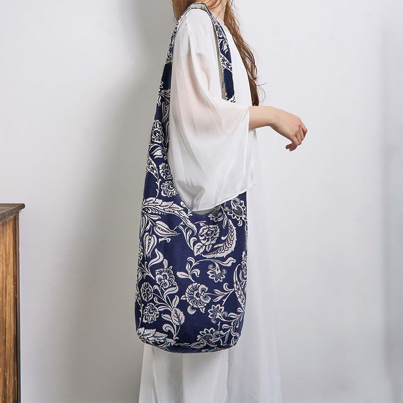 Bolso bandolera de algodón con patrón de flores blancas y azul marino de Buddha Stones