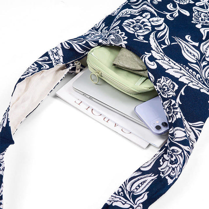 Bolso bandolera de algodón con patrón de flores blancas y azul marino de Buddha Stones