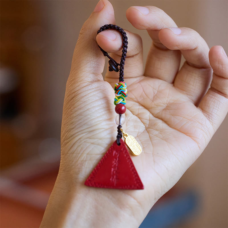 Buddha Stones patrón de triángulo de cinabrio talismán para mantener alejados a los espíritus malignos llavero