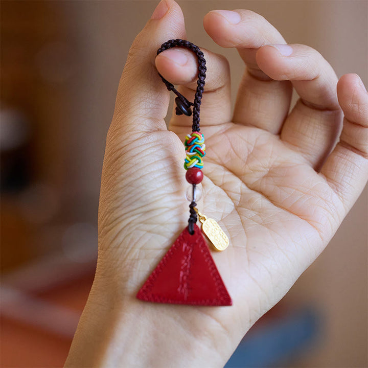 Buddha Stones patrón de triángulo de cinabrio talismán para mantener alejados a los espíritus malignos llavero