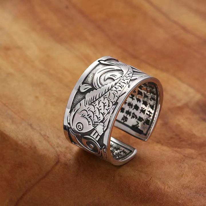 Anillos de riqueza y suerte con diseño tallado del Sutra del corazón de pez koi de Buddha Stones